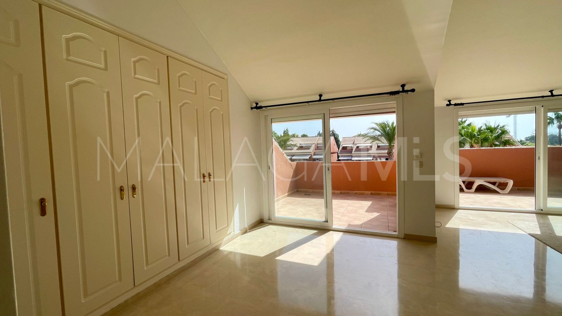 Buy atico with 3 bedrooms in El Embrujo Playa