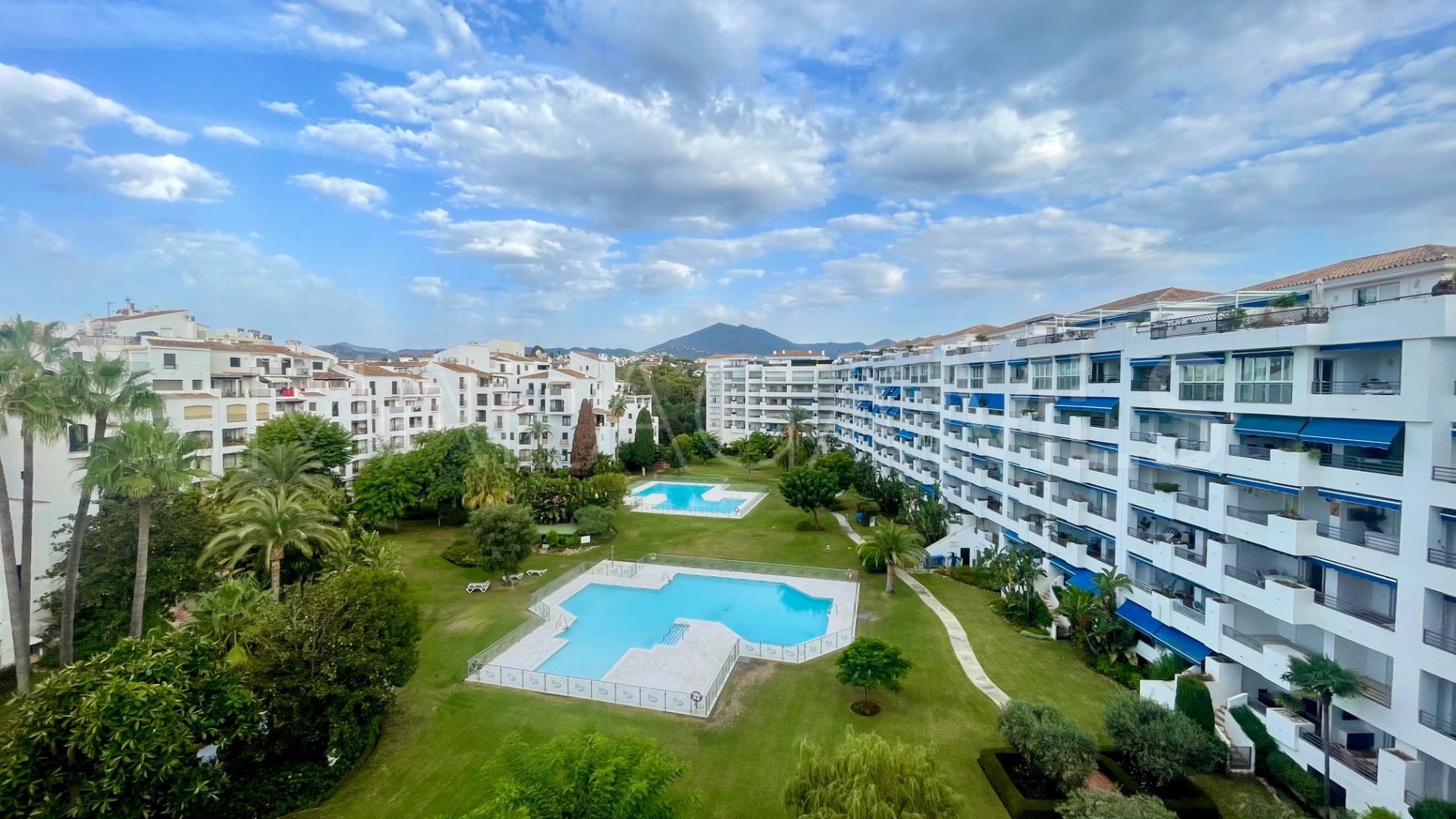 Duplex penthouse for sale in Terrazas de Banus