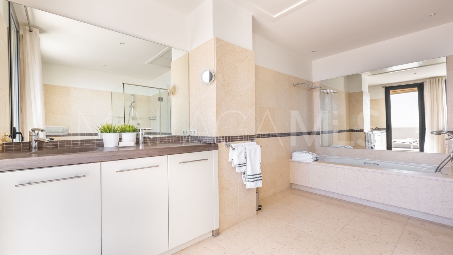 Duplex for sale in Los Monteros Hill Club with 3 bedrooms