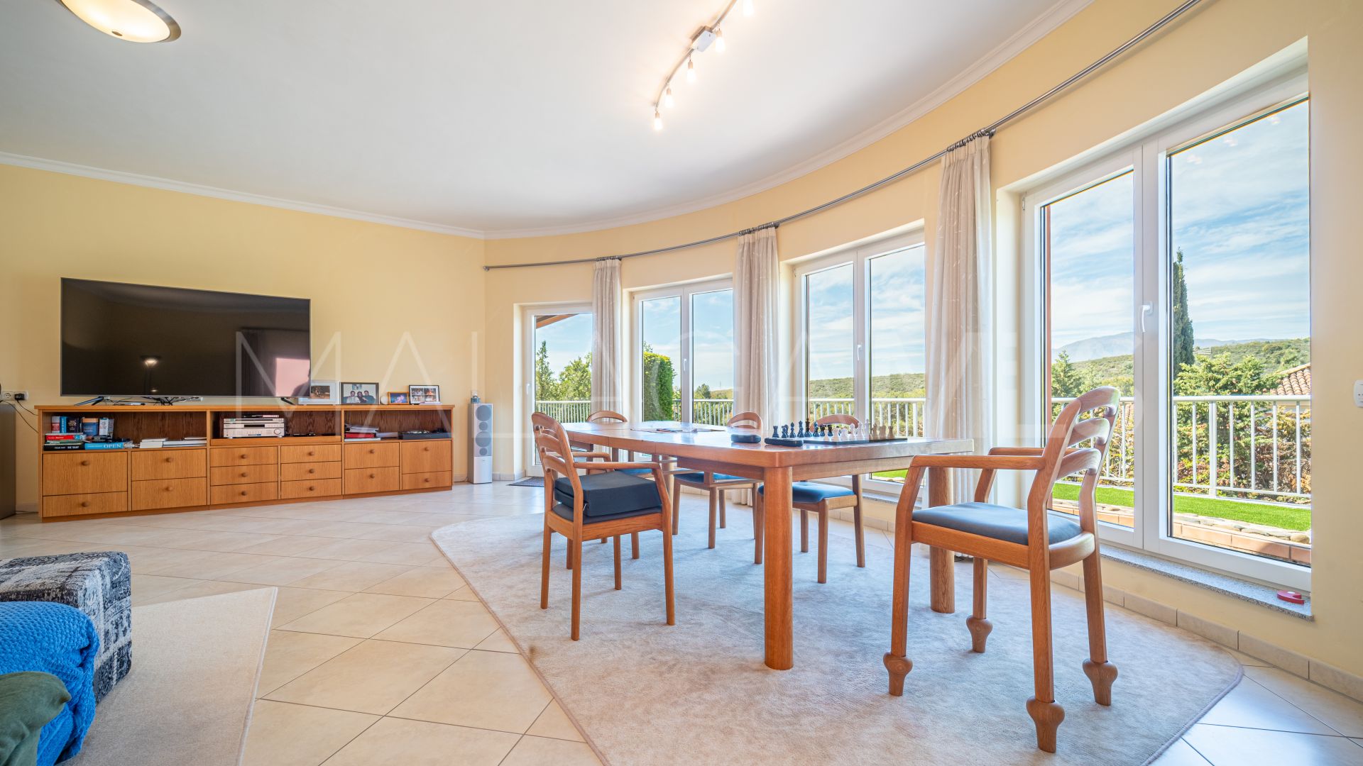 Villa for sale in El Paraiso