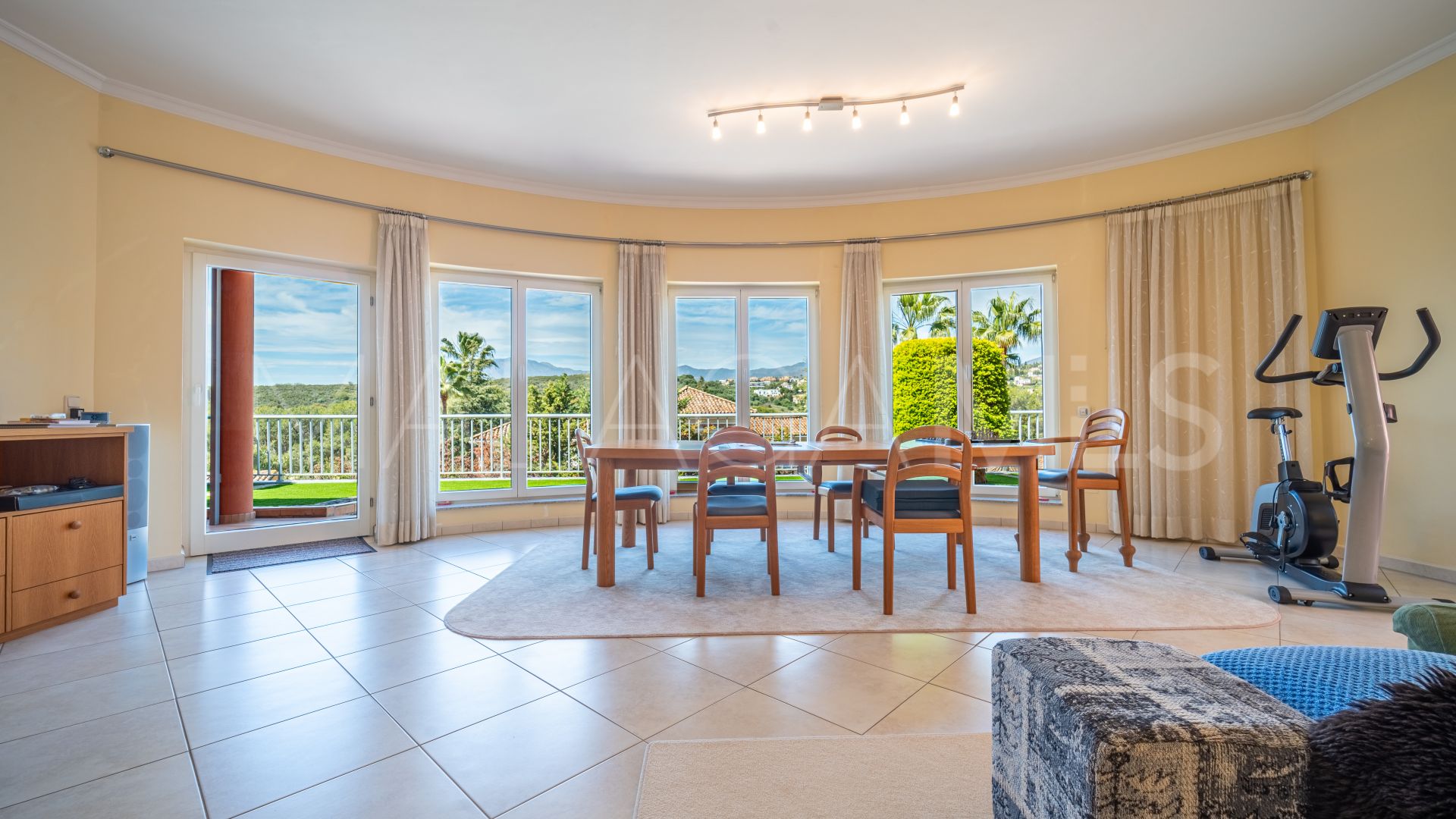 Villa for sale in El Paraiso