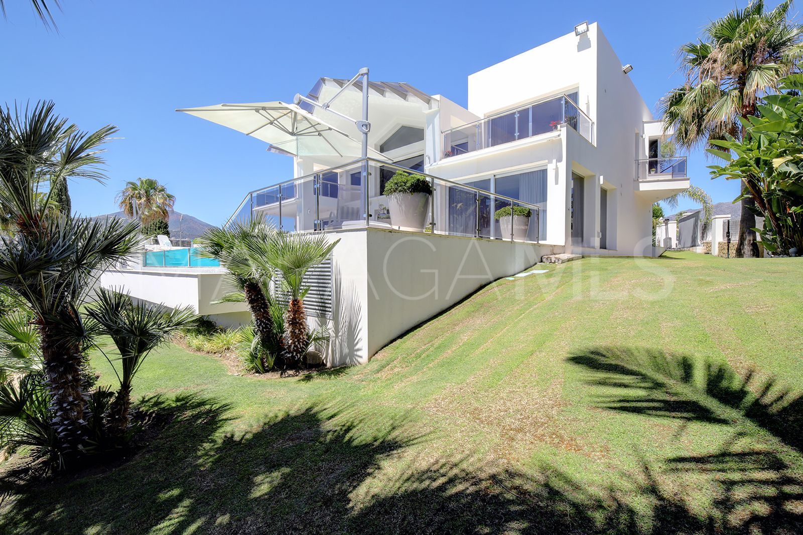 Buy villa de 5 bedrooms in Los Naranjos Golf