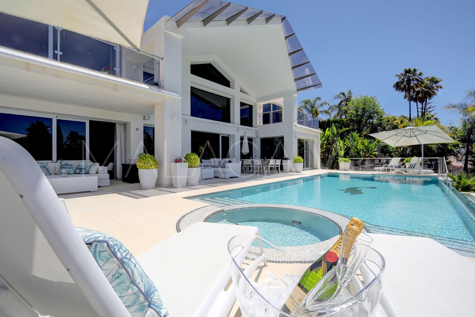 Buy villa de 5 bedrooms in Los Naranjos Golf