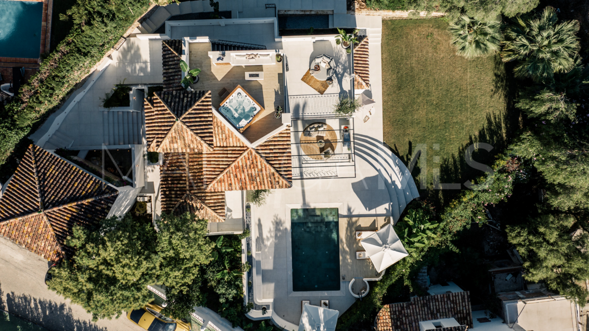 Villa for sale in Las Lomas de Nueva Andalucia
