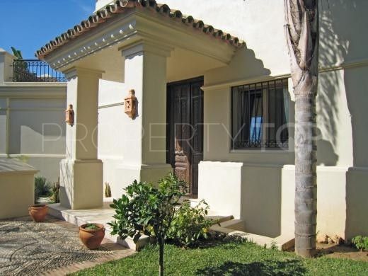 Se vende villa de 4 dormitorios en Las Chapas