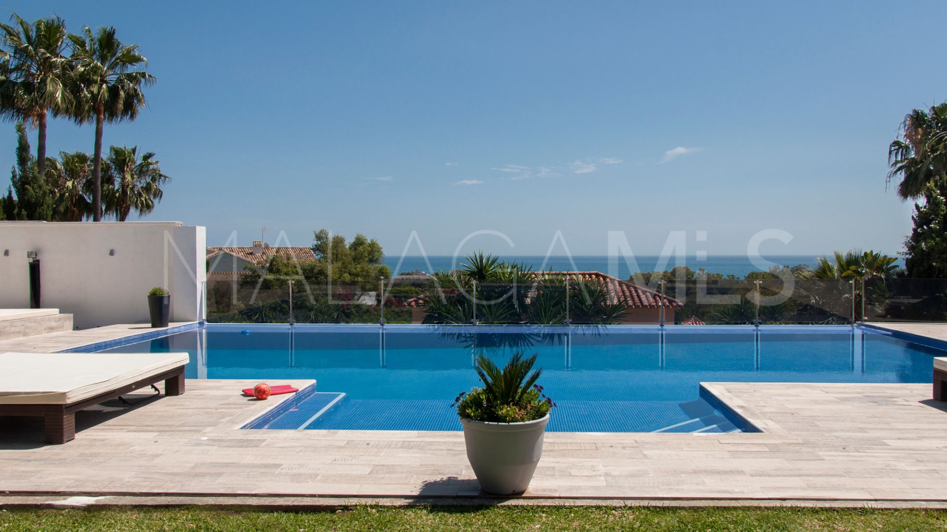 Villa for sale in Elviria