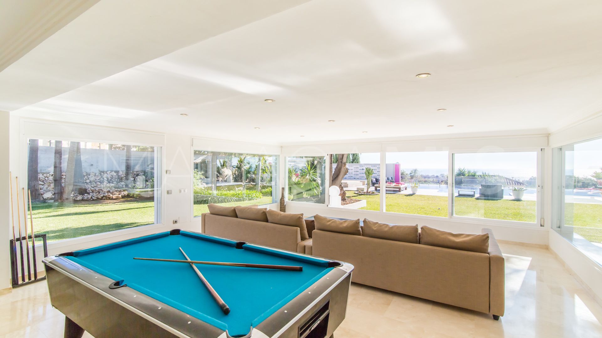 Villa for sale in Elviria