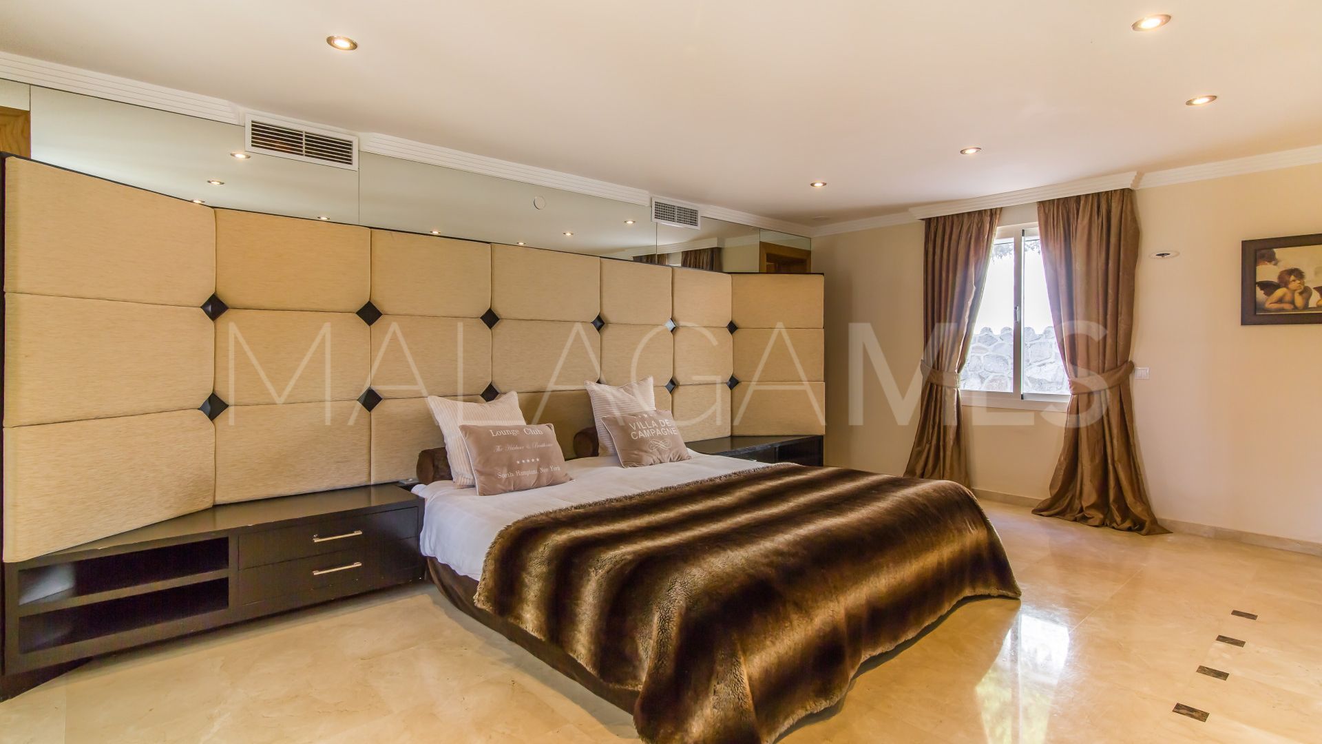 Villa for sale in Elviria