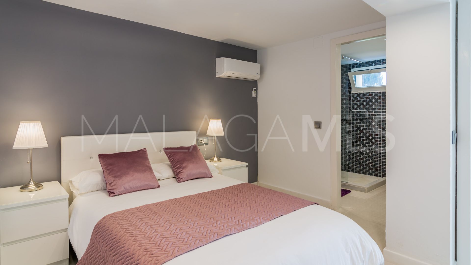 Villa for sale in Elviria