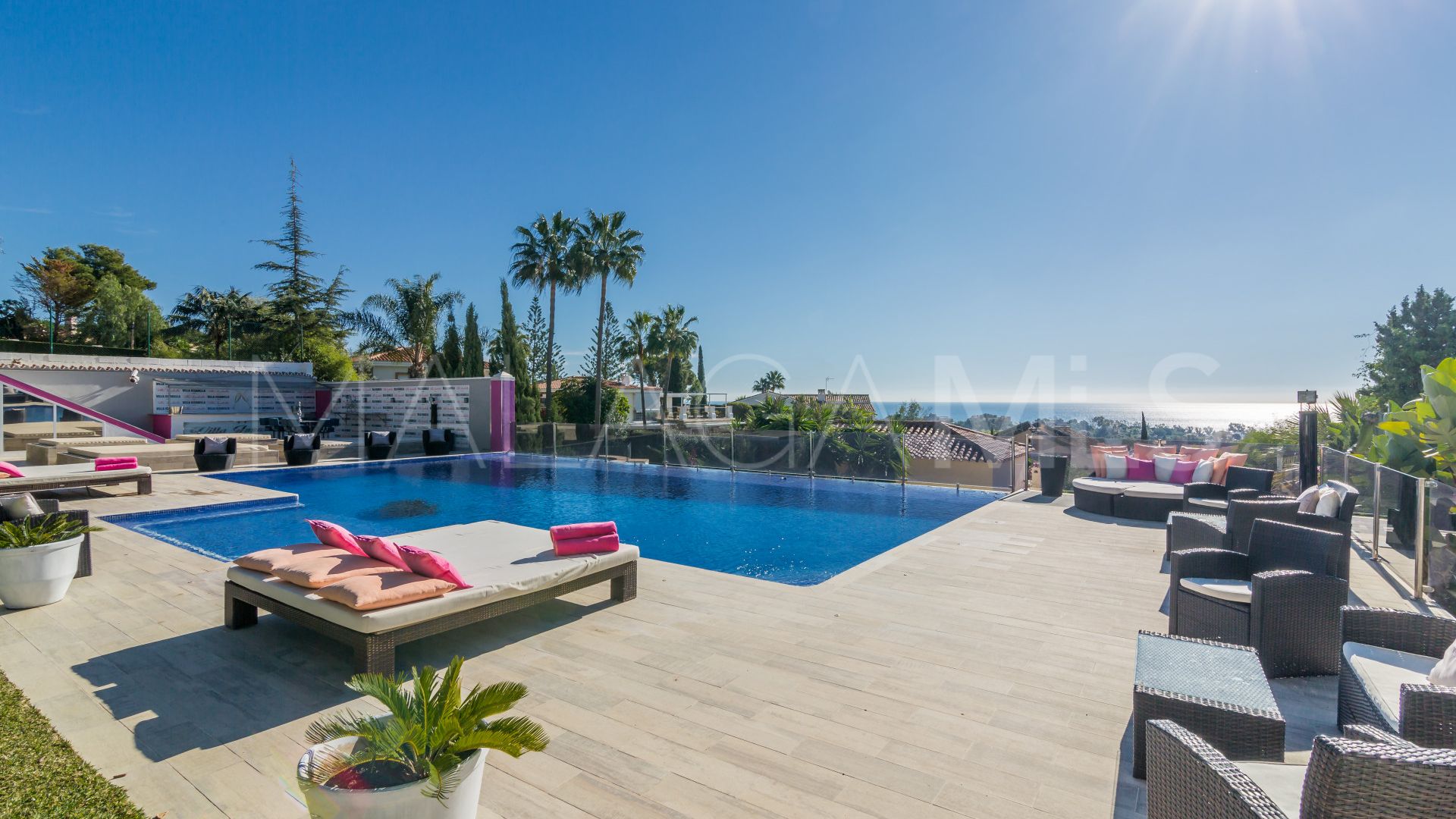 Villa for sale in Elviria