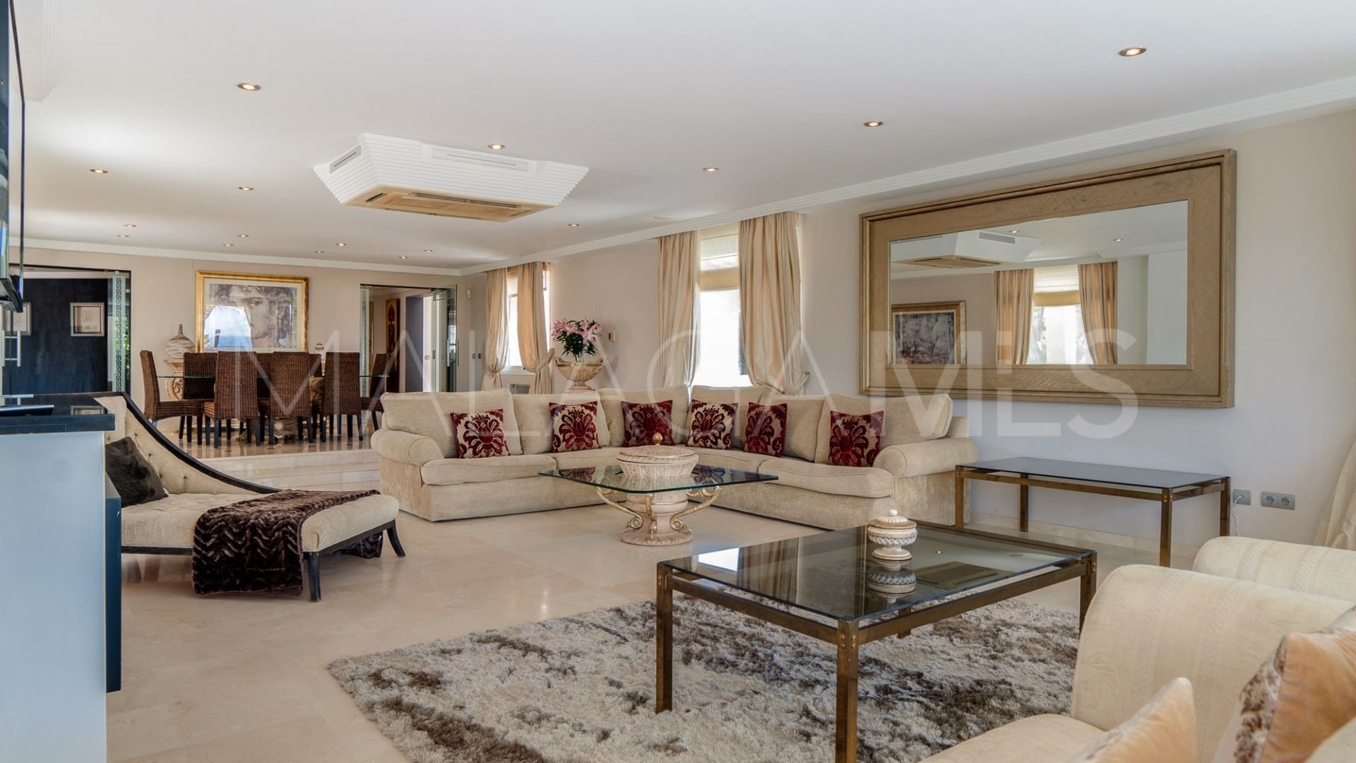 Villa for sale in Elviria