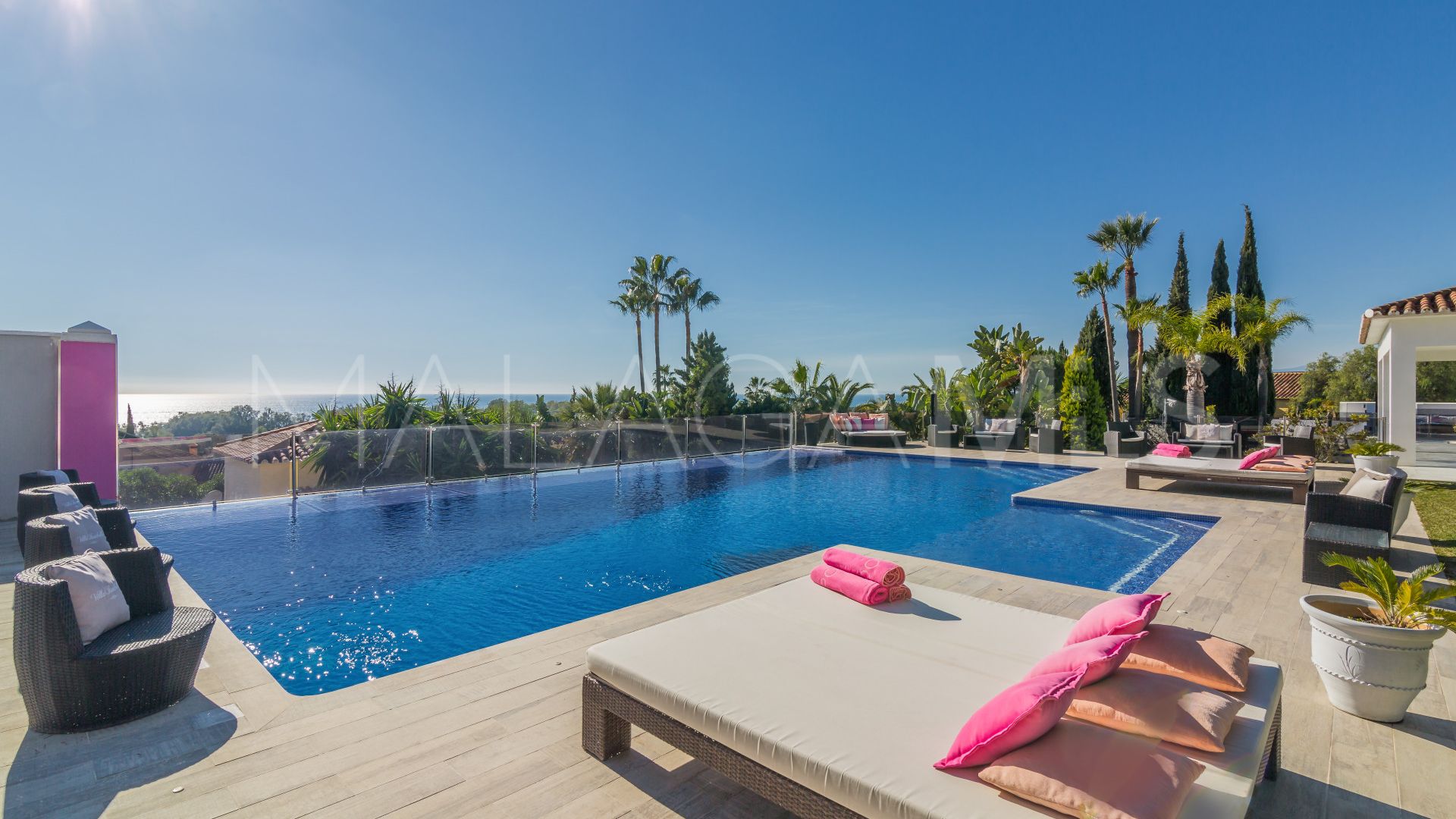 Villa for sale in Elviria