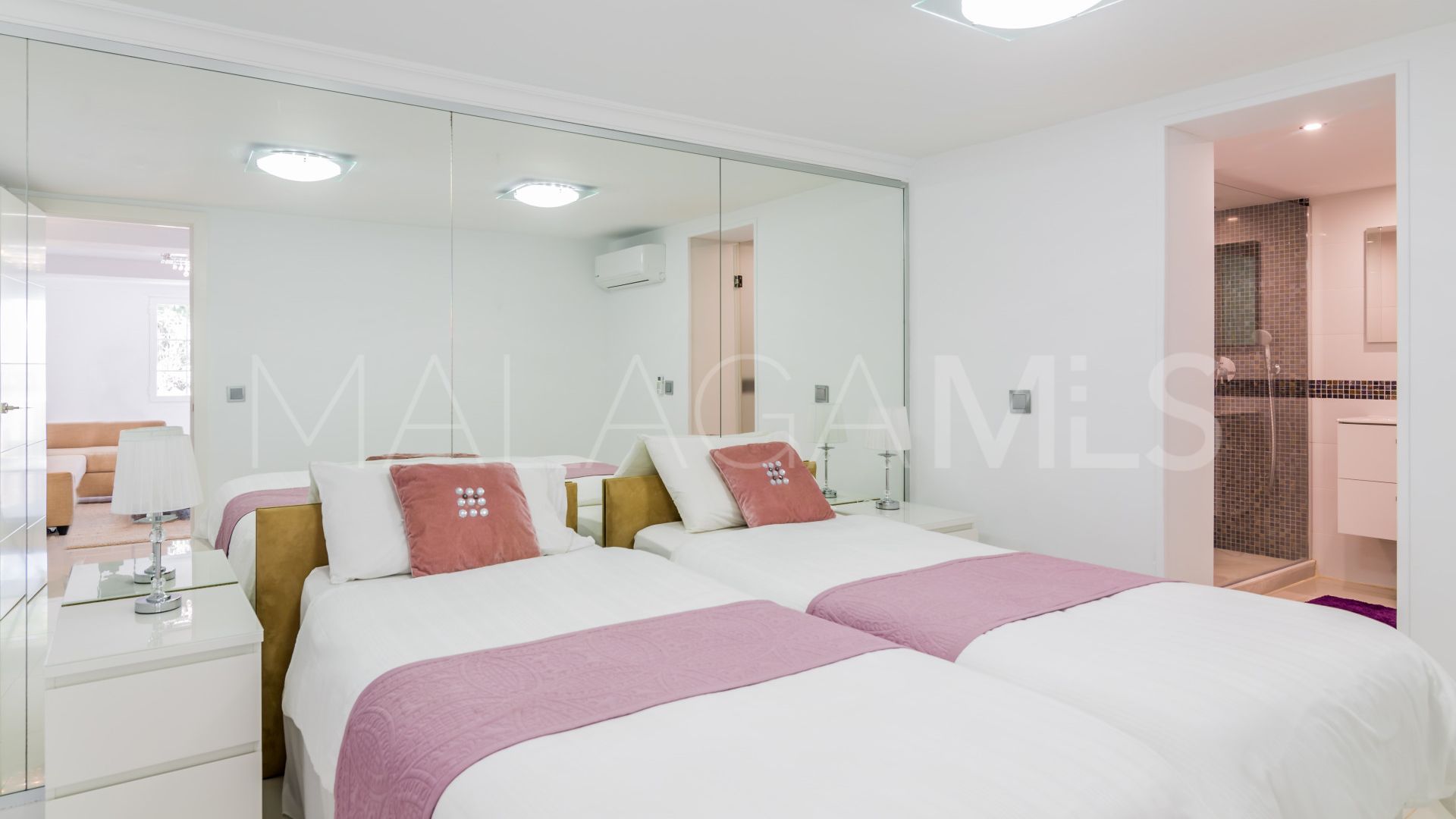 Villa for sale in Elviria