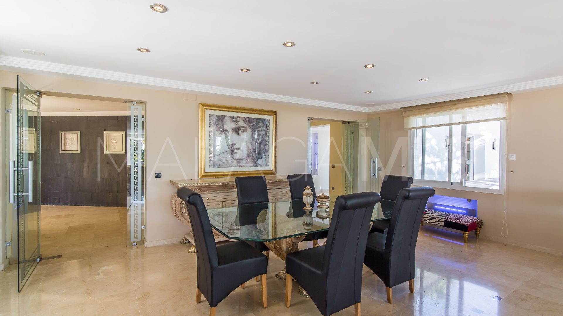 Villa for sale in Elviria