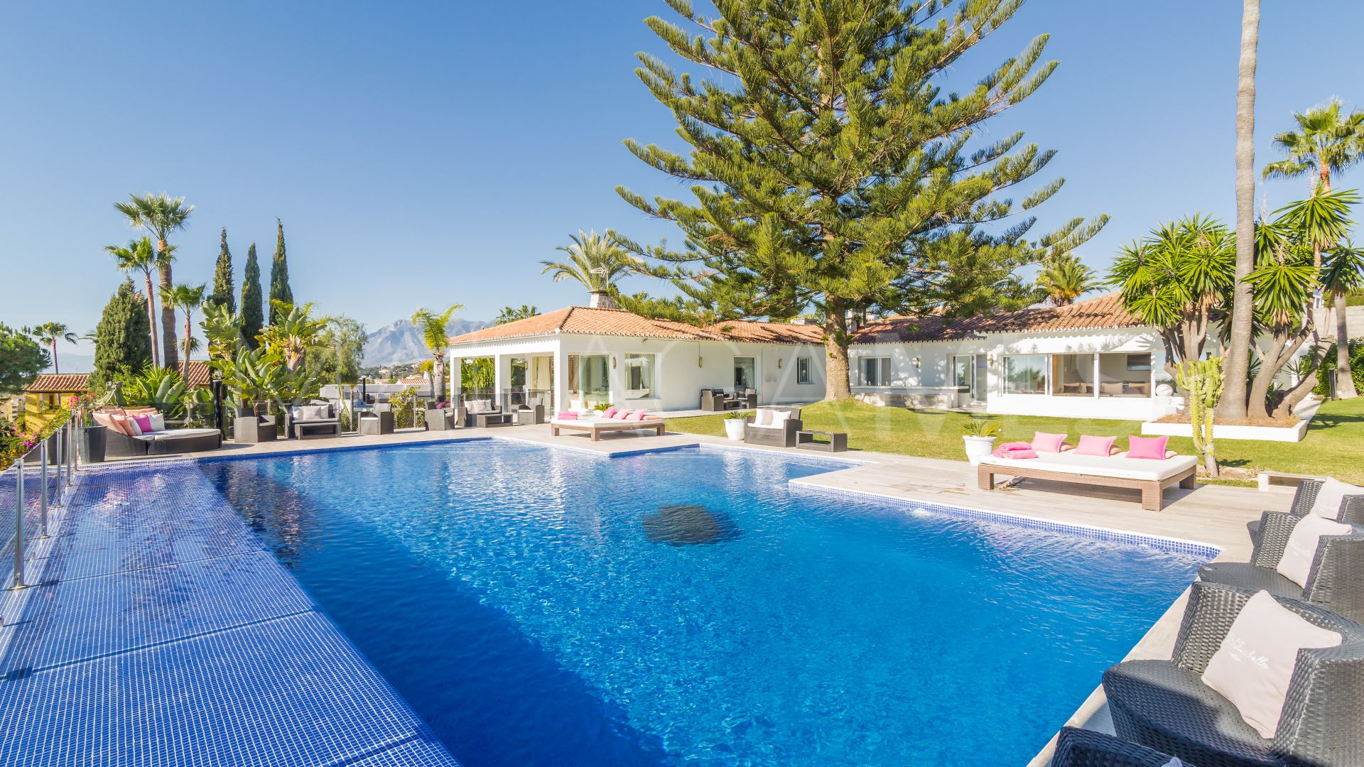 Villa for sale in Elviria