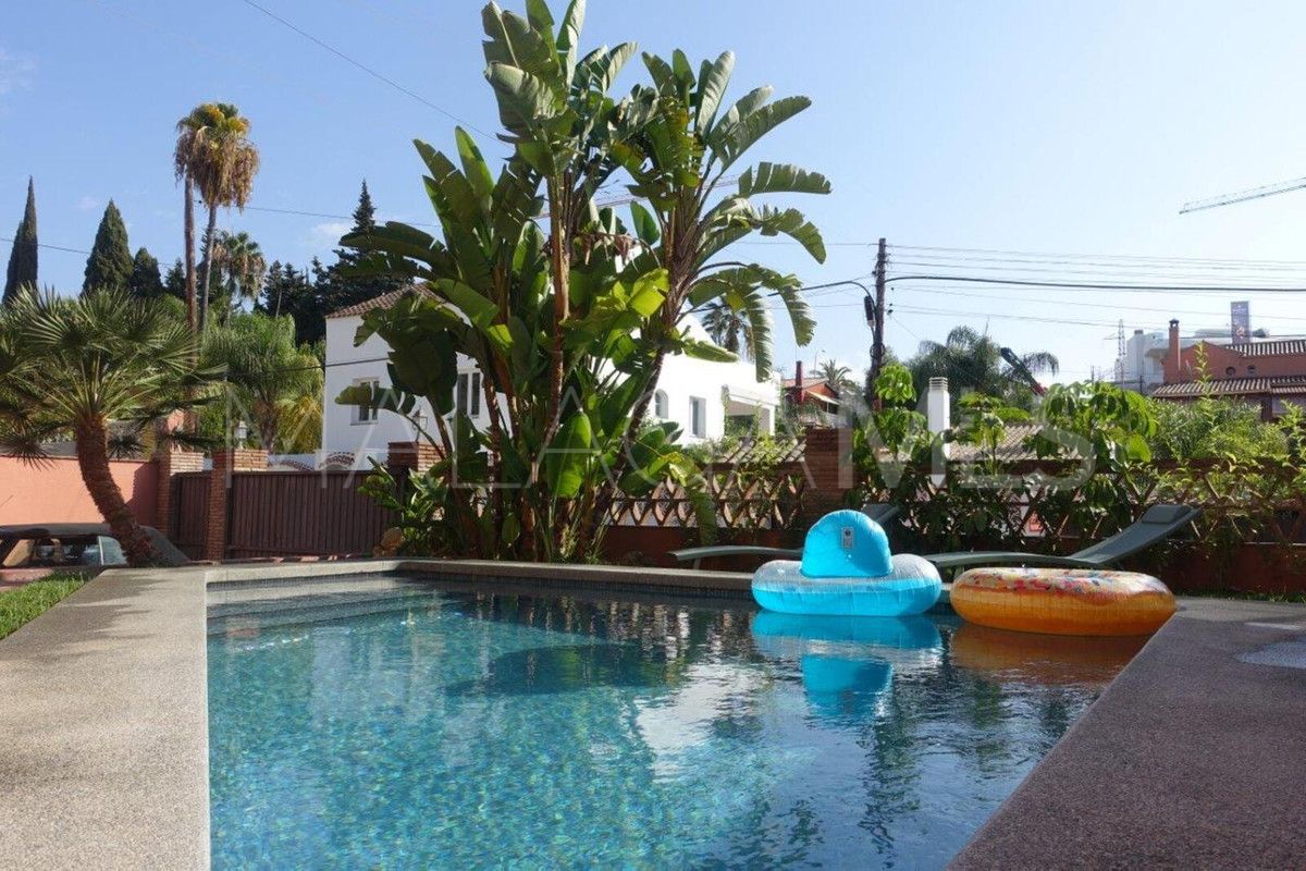 Villa for sale in Nueva Andalucia