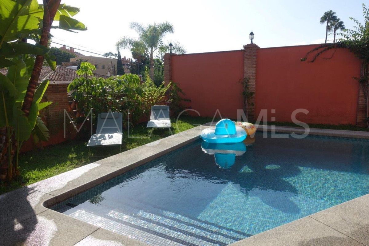 Villa for sale in Nueva Andalucia