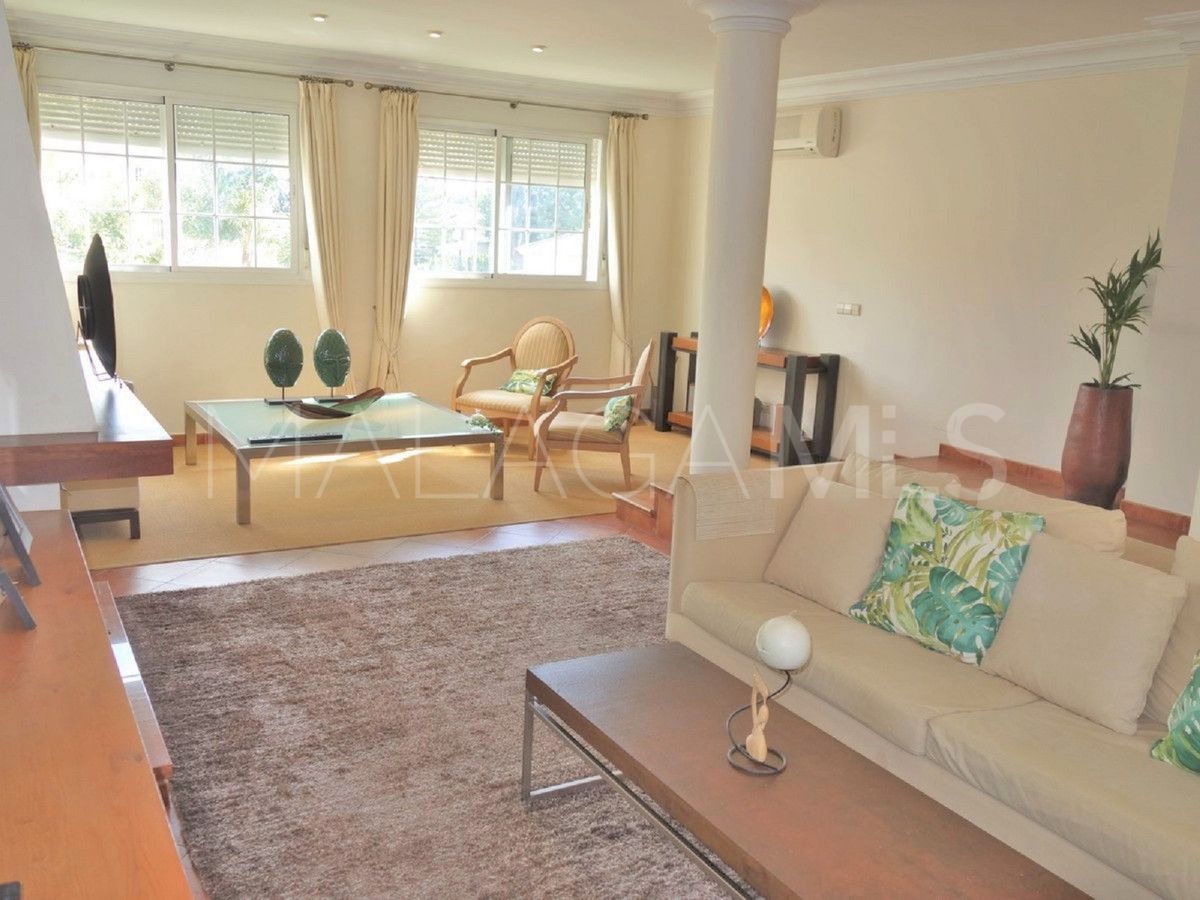 Villa for sale in Nueva Andalucia