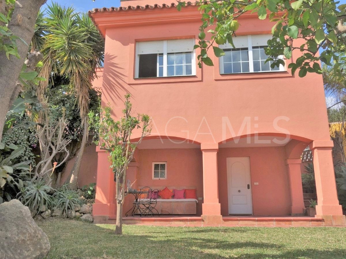 Villa for sale in Nueva Andalucia