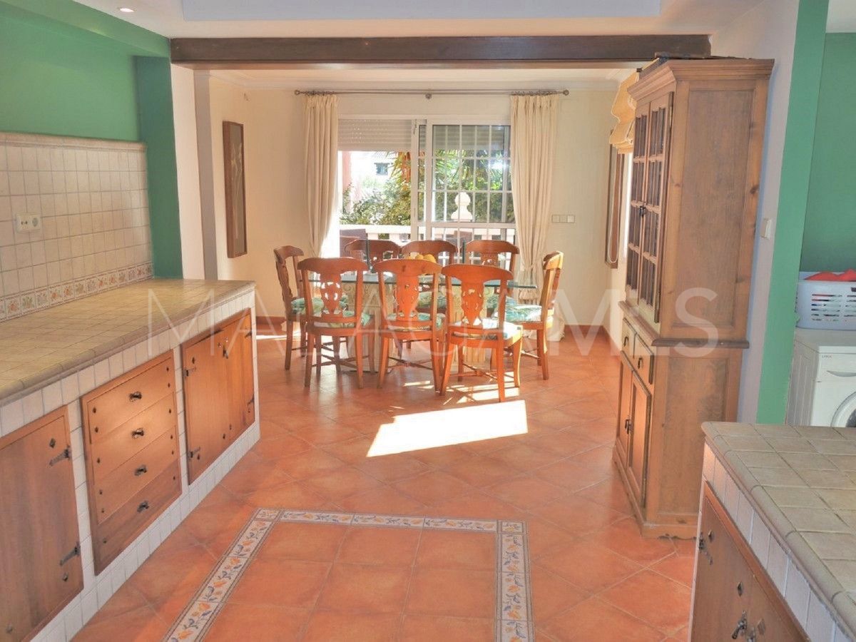 Villa for sale in Nueva Andalucia