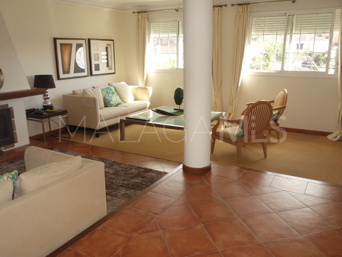 Villa for sale in Nueva Andalucia