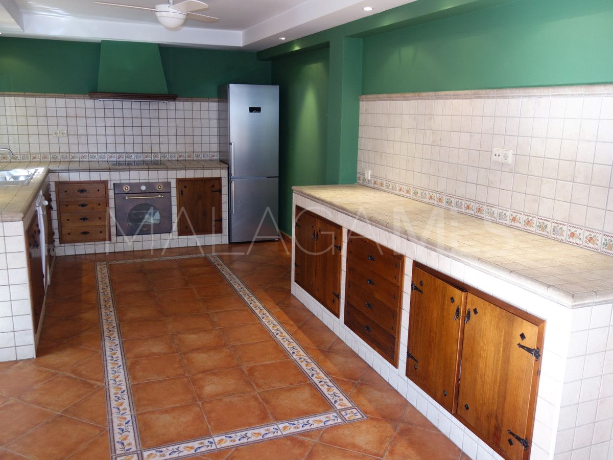 Villa for sale in Nueva Andalucia