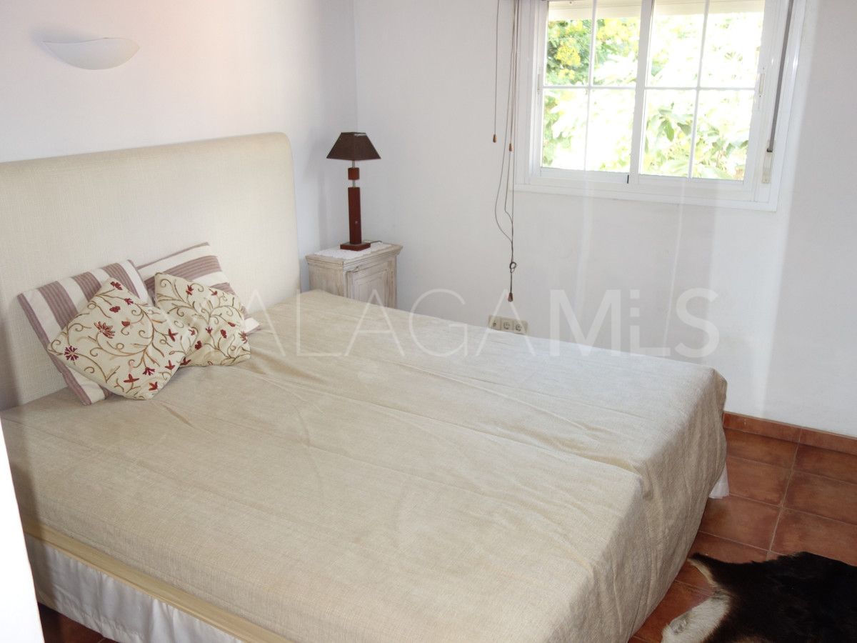 Villa for sale in Nueva Andalucia