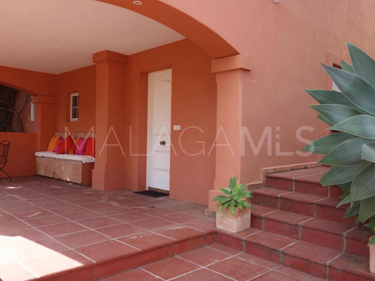 Villa for sale in Nueva Andalucia