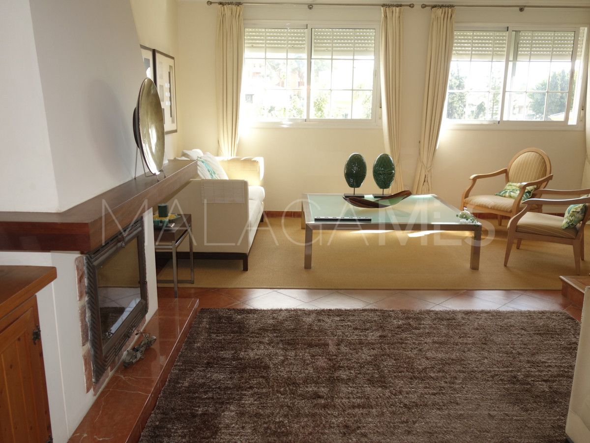 Villa for sale in Nueva Andalucia