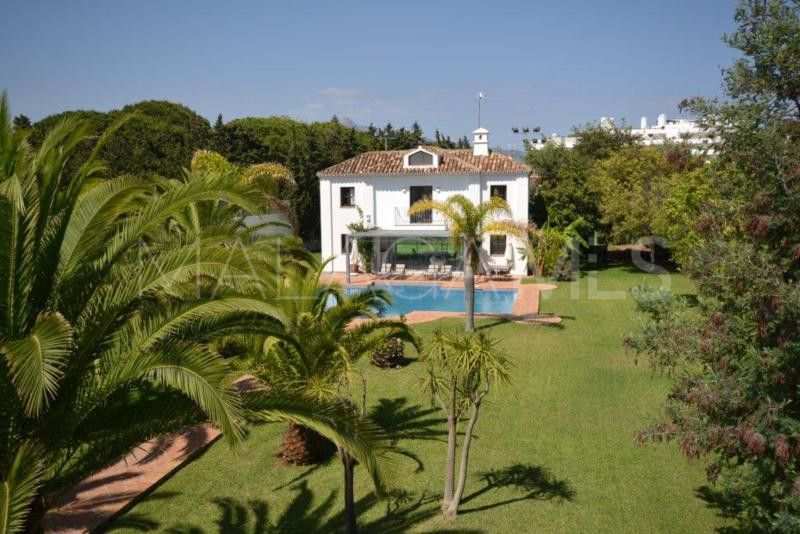 Villa for sale in Guadalmina Baja