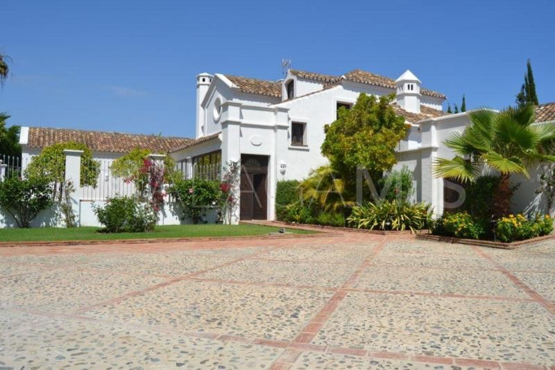 Villa for sale in Guadalmina Baja