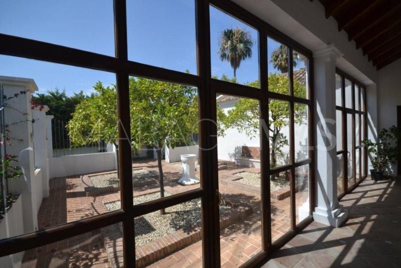 Villa for sale in Guadalmina Baja