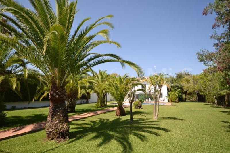 Villa for sale in Guadalmina Baja