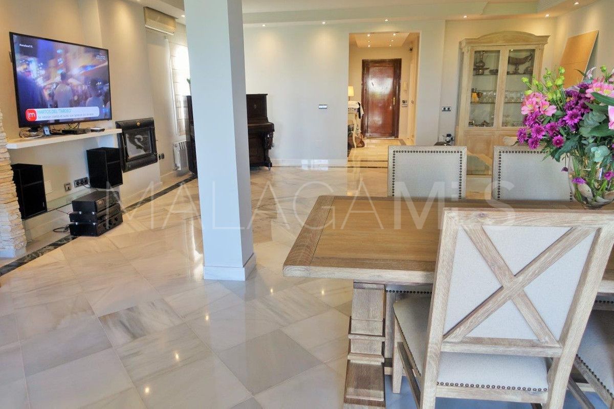 Villa for sale in Nueva Andalucia