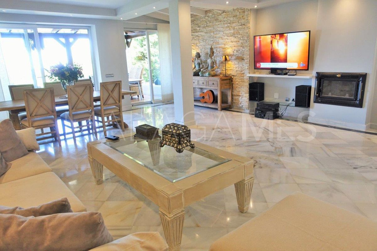 Villa for sale in Nueva Andalucia