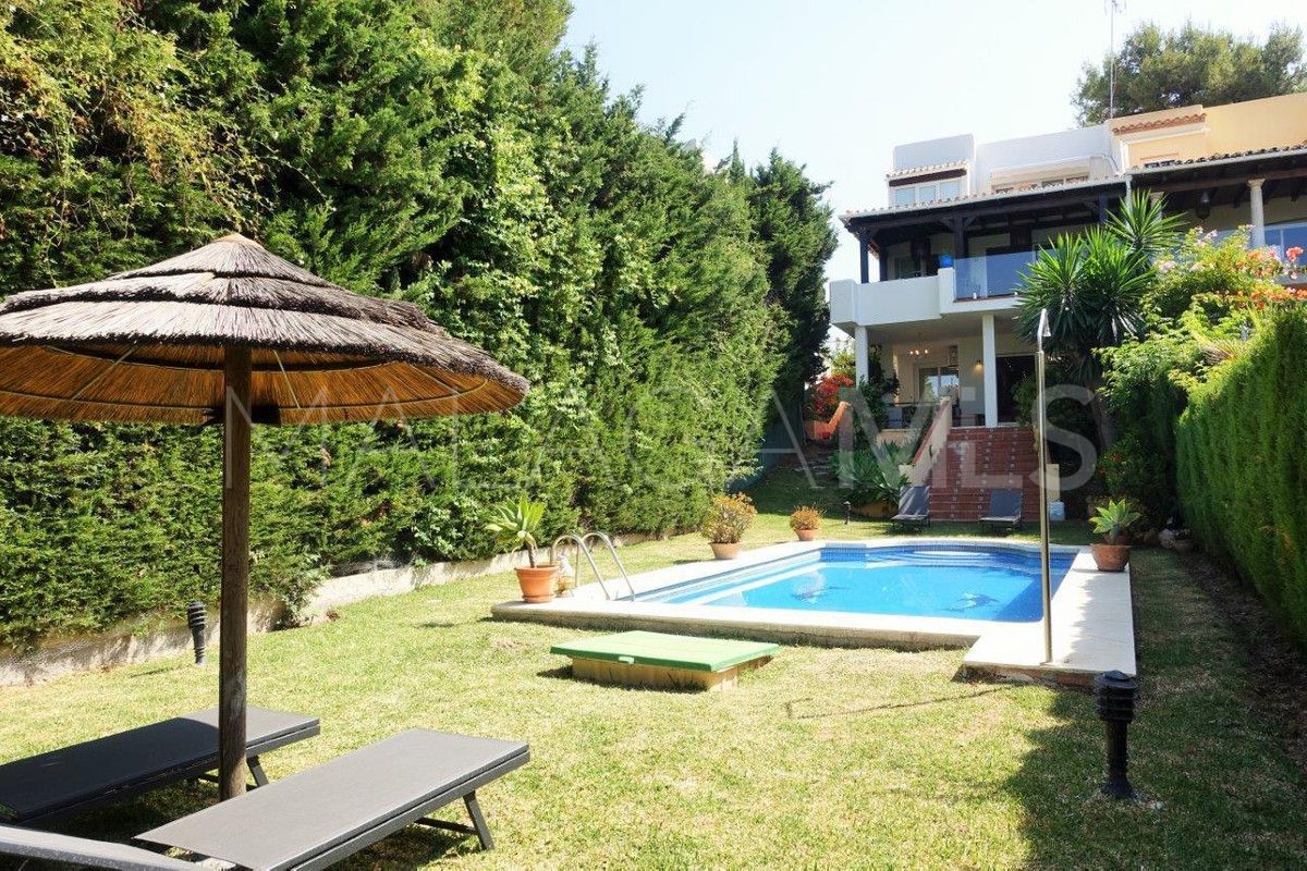 Villa for sale in Nueva Andalucia