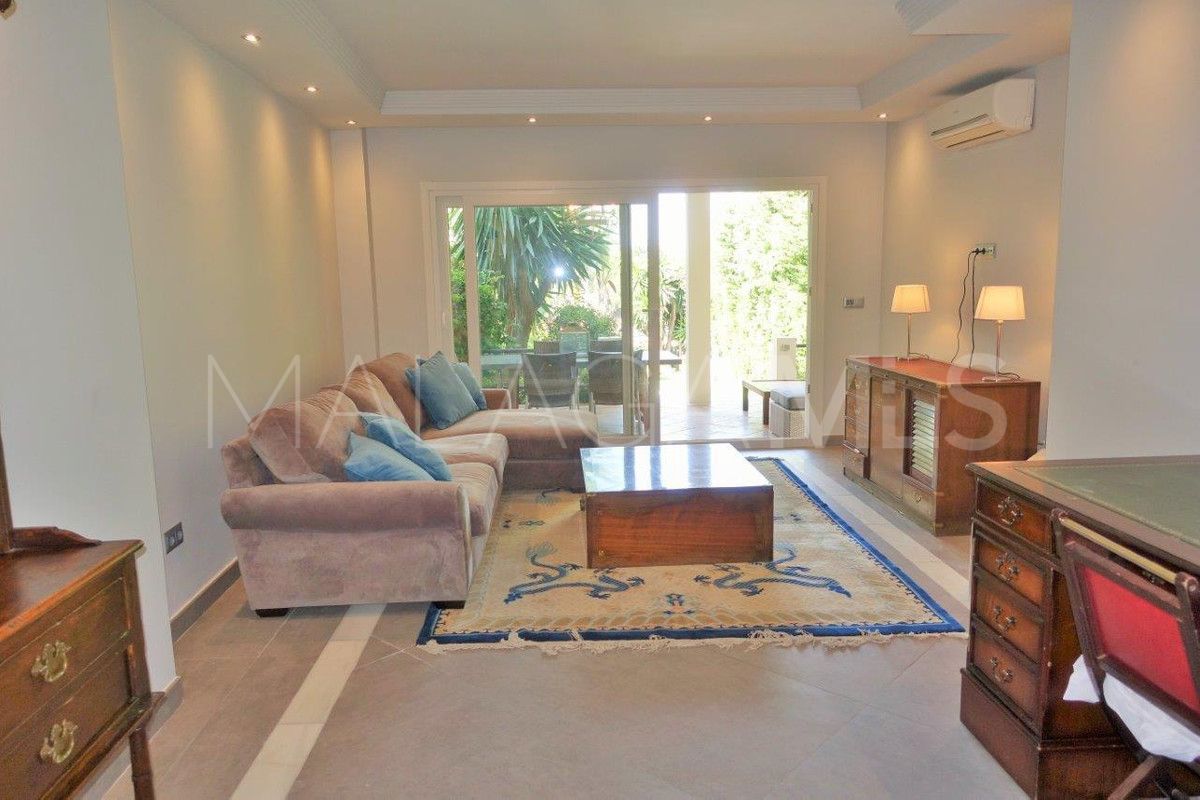 Villa for sale in Nueva Andalucia