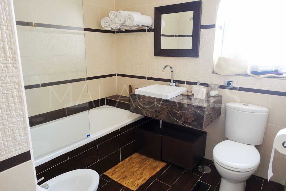 Villa for sale in Nueva Andalucia