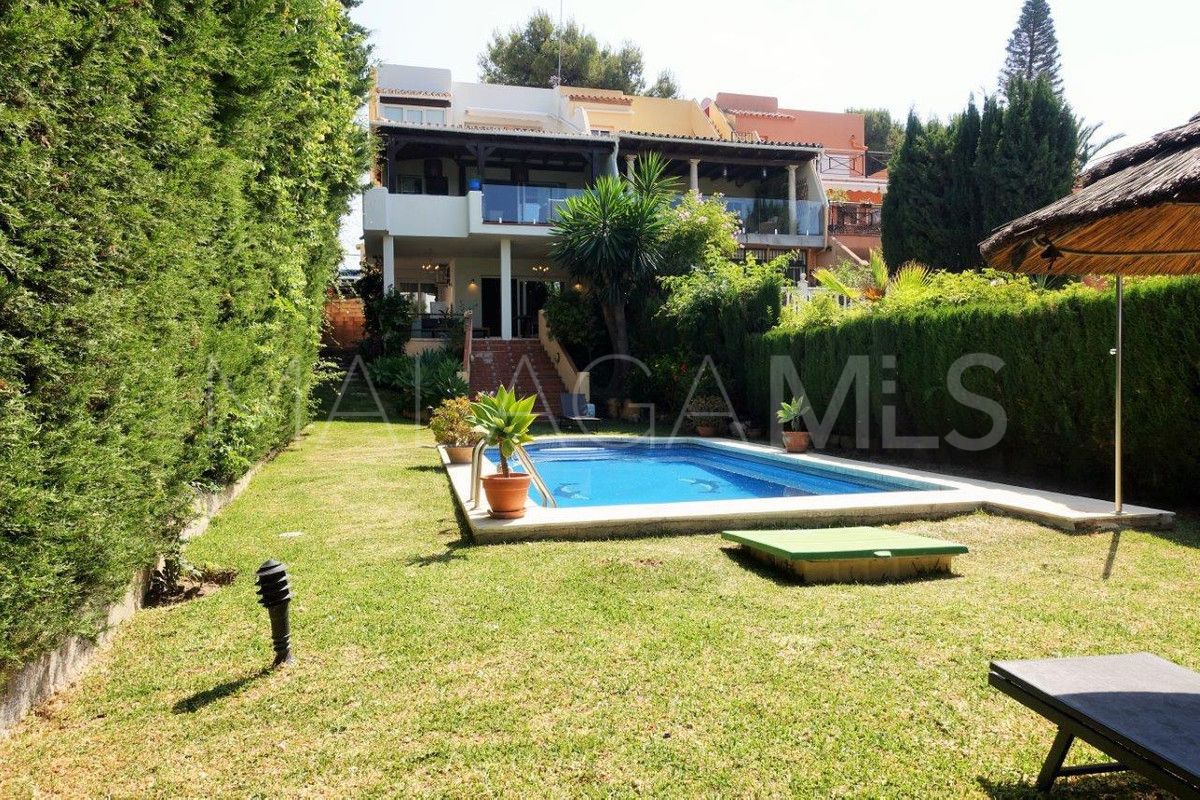 Villa for sale in Nueva Andalucia