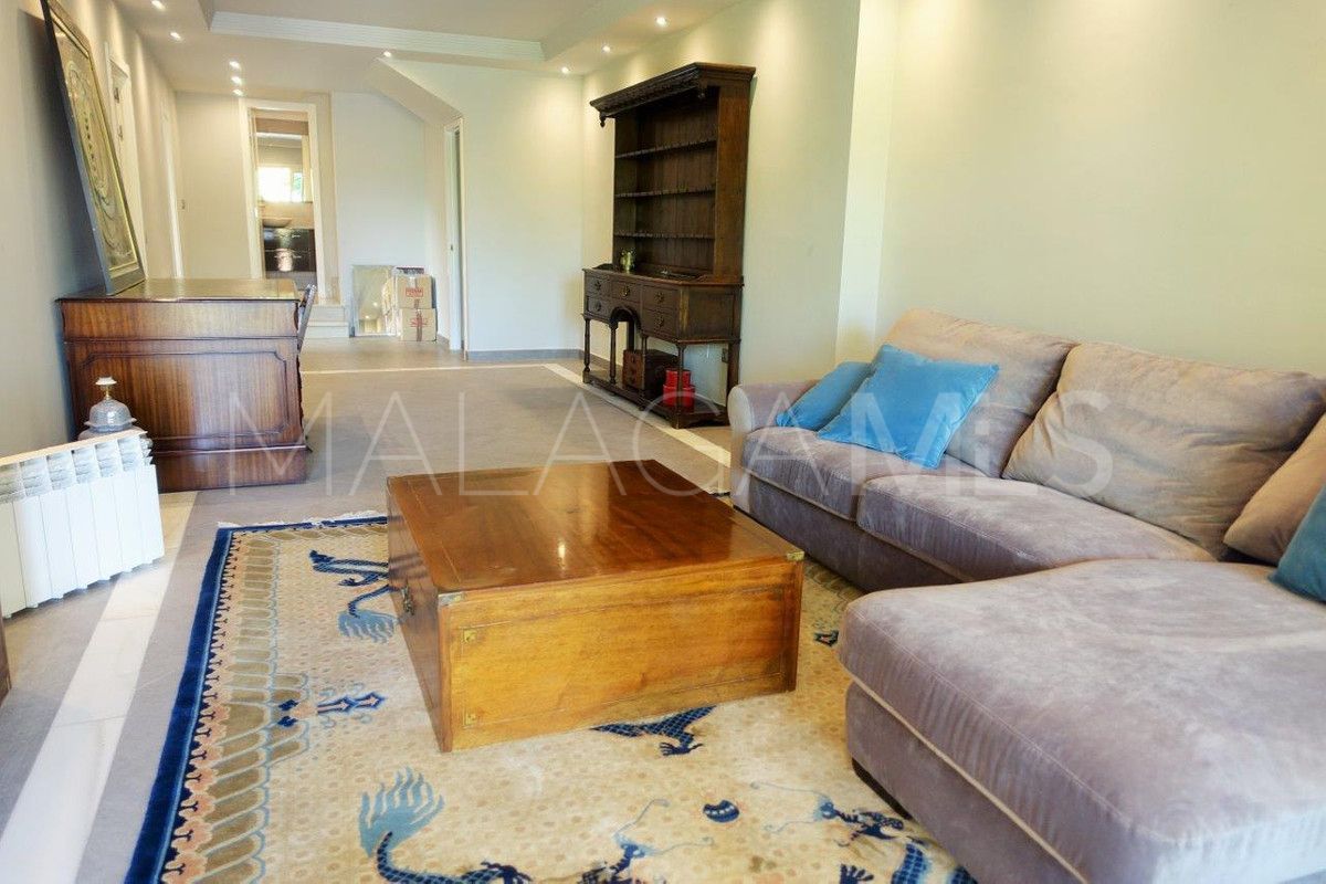 Villa for sale in Nueva Andalucia