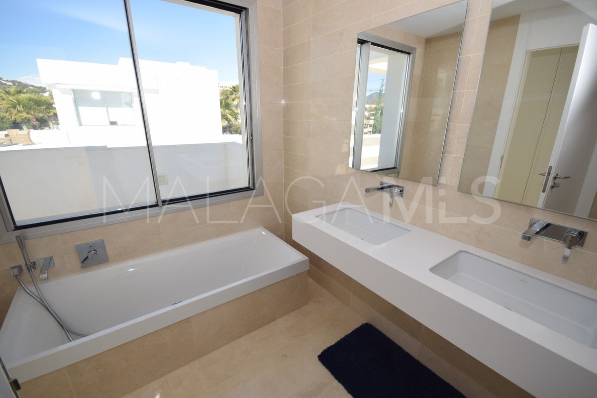 Buy villa de 5 bedrooms in Marbella Ciudad