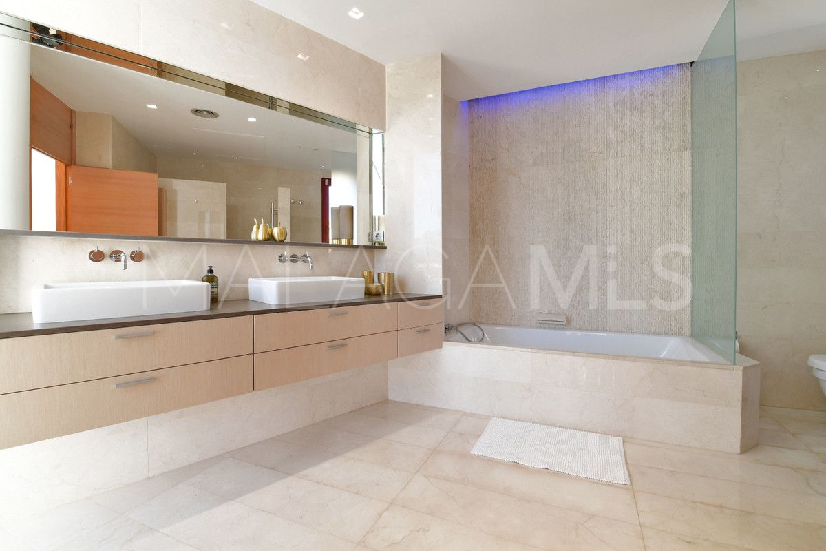 Villa for sale in Nueva Andalucia