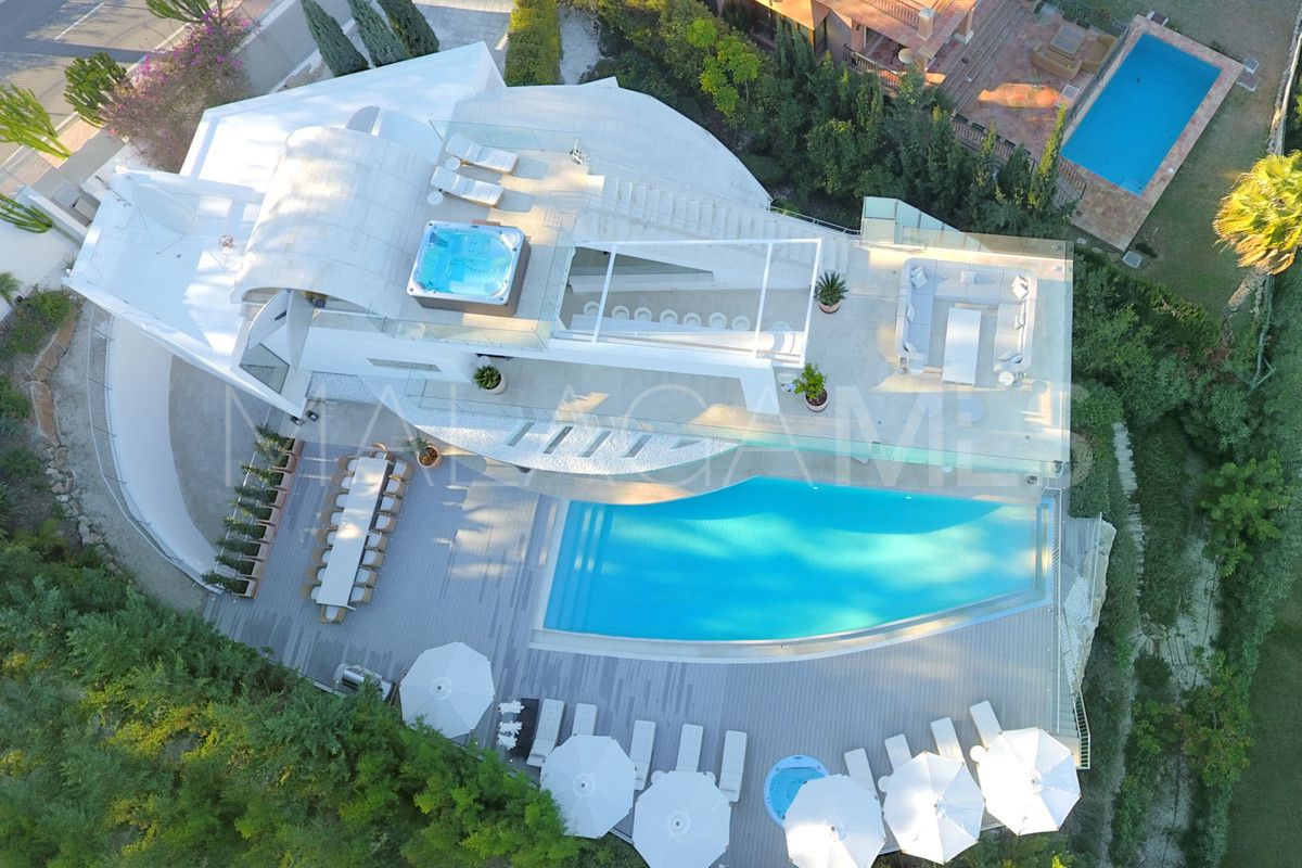 Villa for sale in Nueva Andalucia