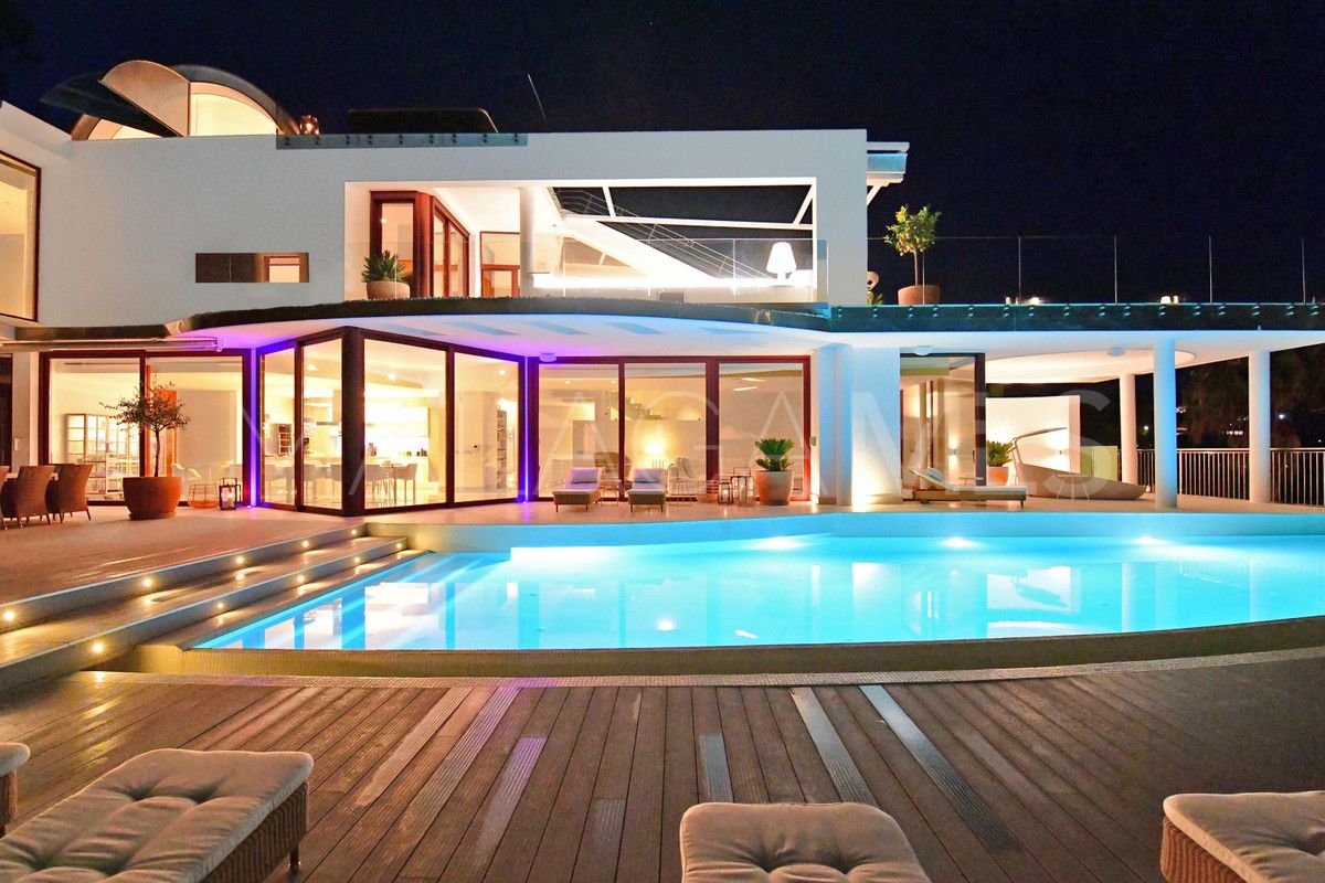 Villa for sale in Nueva Andalucia