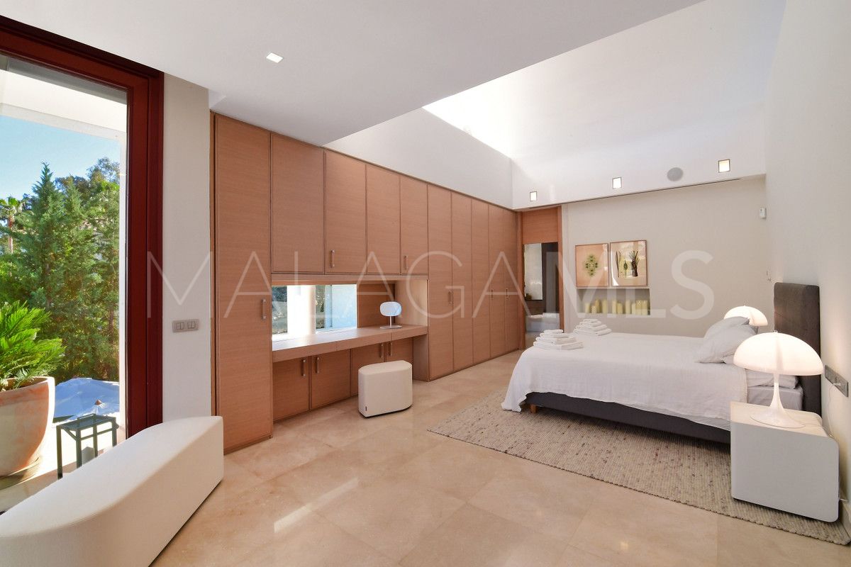 Villa for sale in Nueva Andalucia