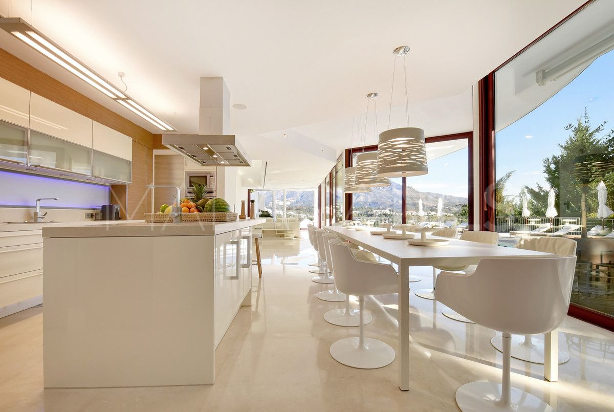 Villa for sale in Nueva Andalucia