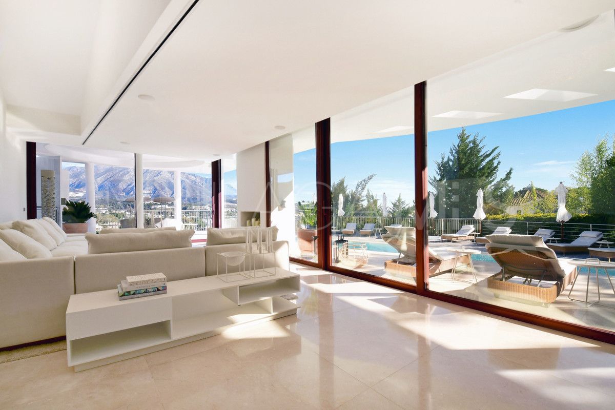 Villa for sale in Nueva Andalucia