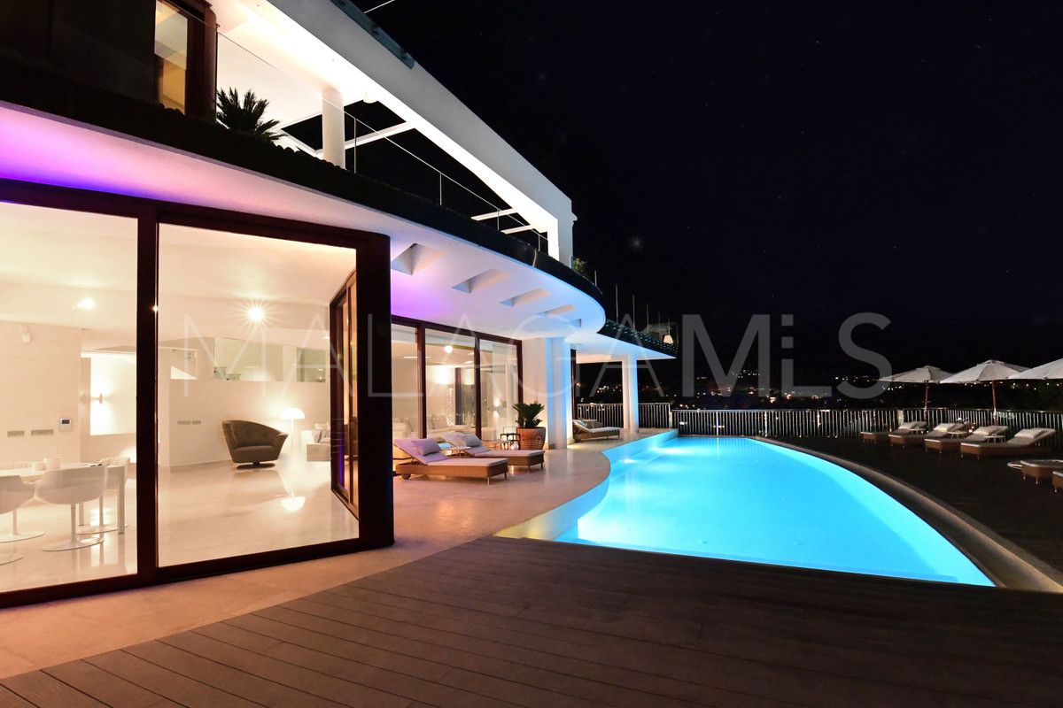Villa for sale in Nueva Andalucia