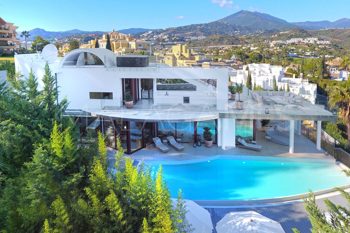 Villa for sale in Nueva Andalucia