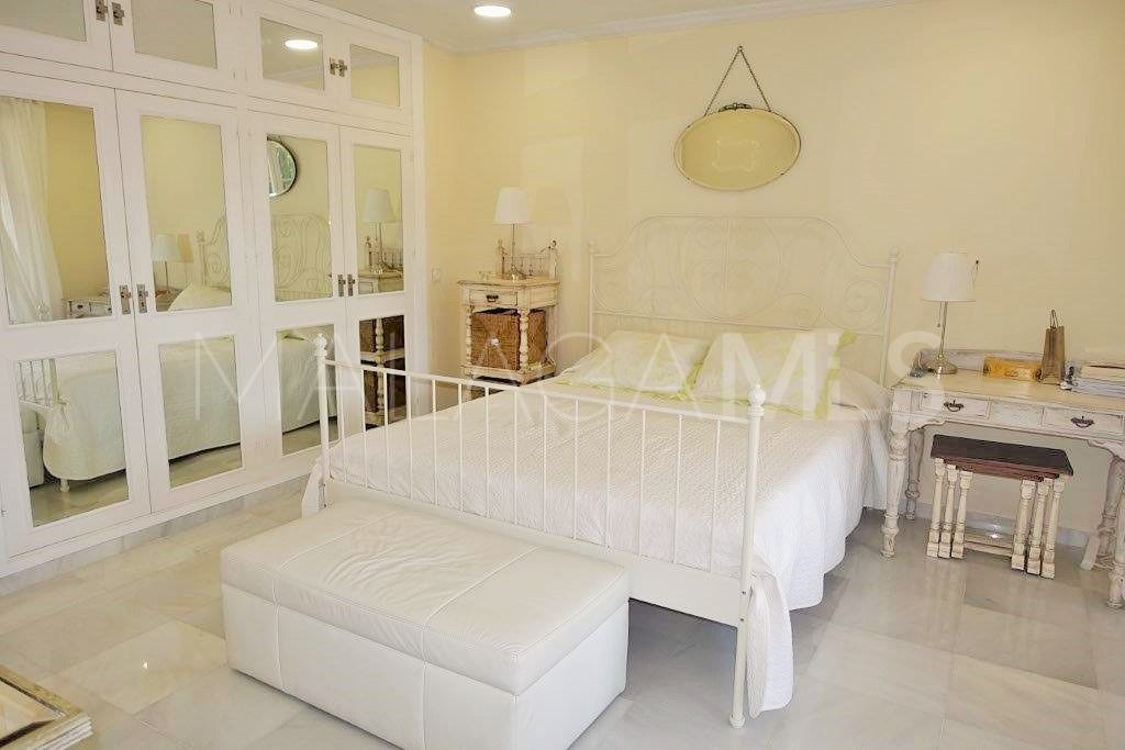 Villa for sale in Nueva Andalucia